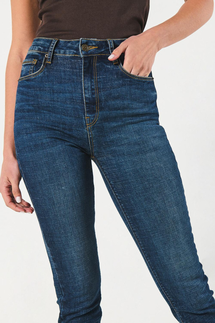 Jean tiro súper alto azul jegging con costuras en contraste
