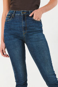 Jean tiro súper alto azul jegging con costuras en contraste
