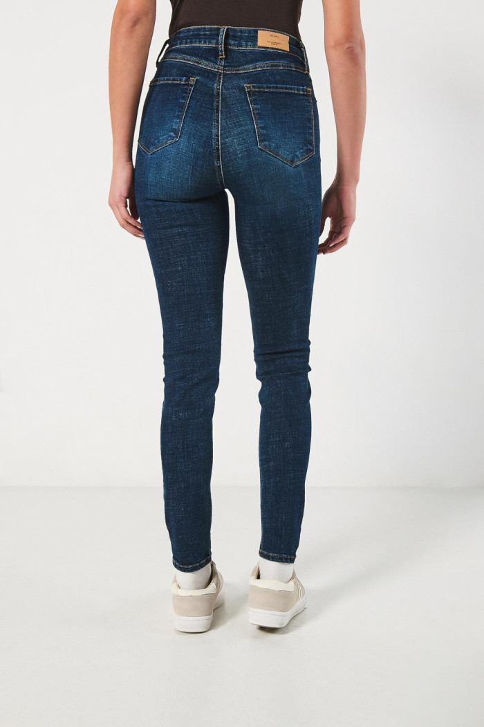 Jean tiro súper alto azul jegging con costuras en contraste