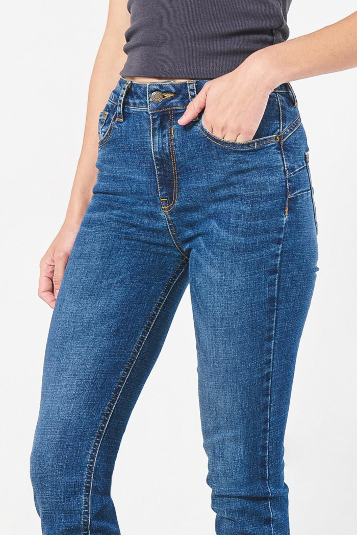 Jean tiro alto push up azul oscuro con realce posterior