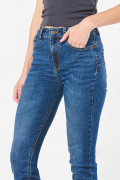 Jean tiro alto push up azul oscuro con realce posterior