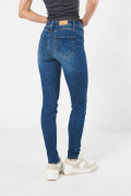 Jean tiro alto push up azul oscuro con realce posterior