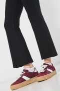 Pantalón flare negro con tiro alto y bota ancha