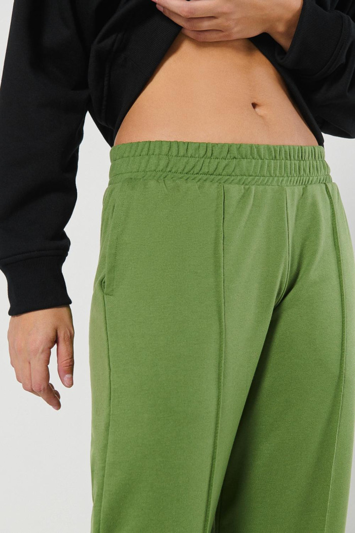 Pantalón unicolor jogger con vena centrada y bota recta