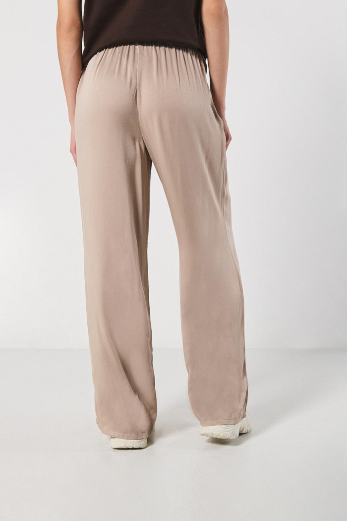 Pantalón palazzo kaki con tiro alto y bota recta
