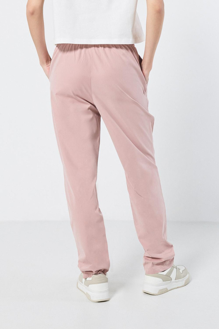 Pantalón rosado con tiro alto y bota tubo