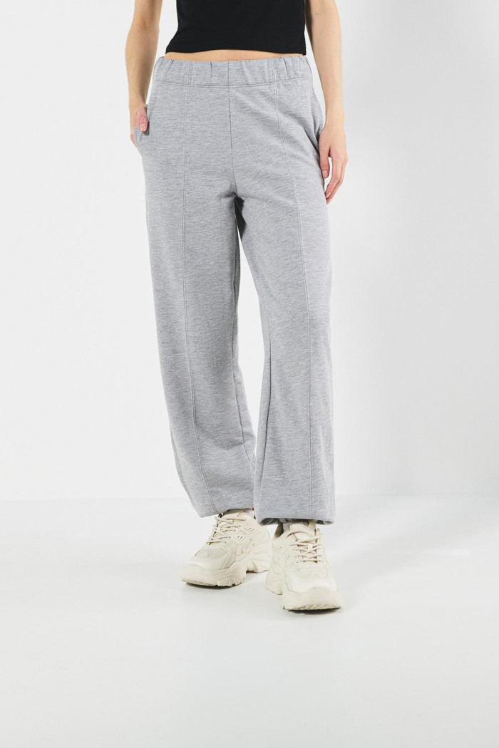 Pantalón jogger gris claro con costura decorativa