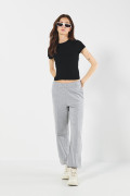 Pantalón jogger gris claro con costura decorativa