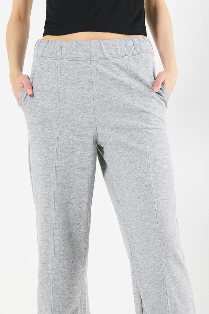 Pantalón jogger gris claro con costura decorativa