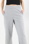 Pantalón jogger gris claro con costura decorativa