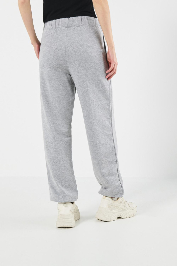Pantalón jogger gris claro con costura decorativa