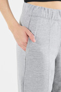 Pantalón jogger gris claro con costura decorativa