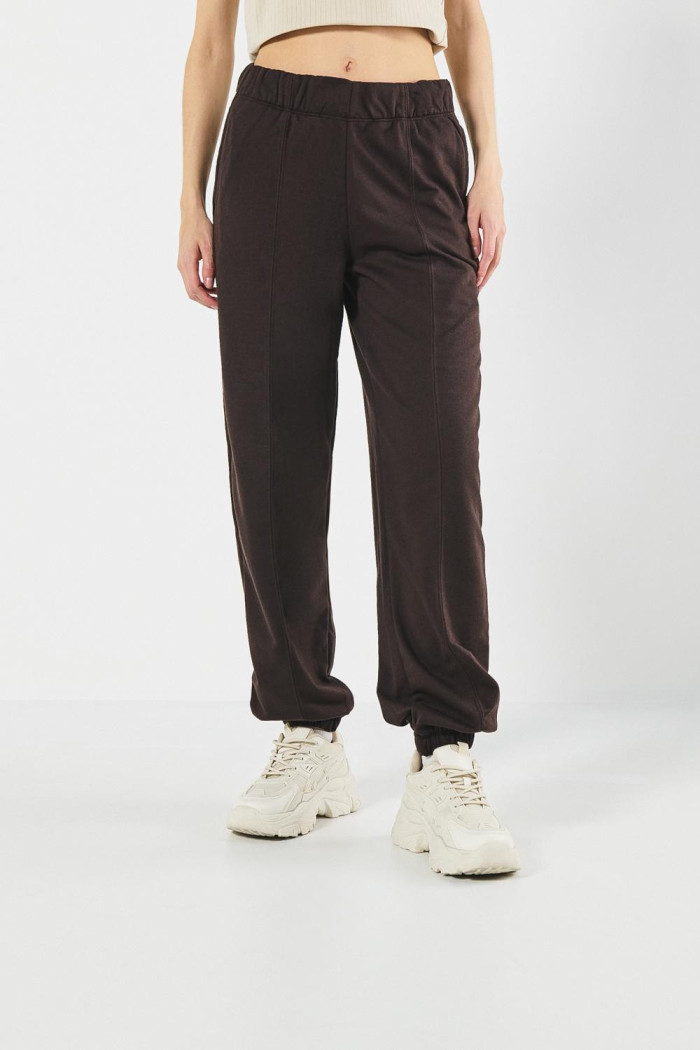Pantalón jogger unicolor con bolsillos y costura decorativa