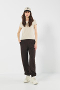 Pantalón jogger unicolor con bolsillos y costura decorativa
