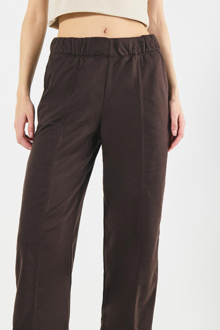 Pantalón jogger unicolor con bolsillos y costura decorativa