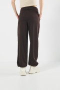 Pantalón jogger unicolor con bolsillos y costura decorativa