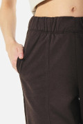 Pantalón jogger unicolor con bolsillos y costura decorativa