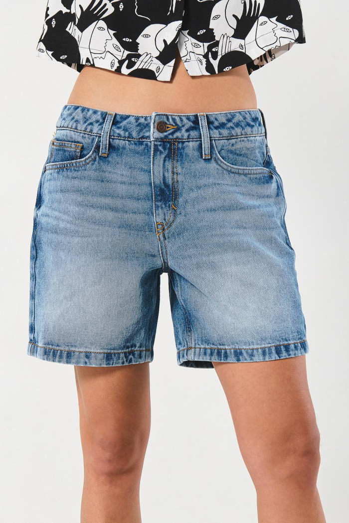 Short azul claro en jean con bolsillos y súper tiro alto