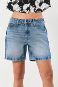 Short azul claro en jean con bolsillos y súper tiro alto
