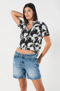 Short azul claro en jean con bolsillos y súper tiro alto