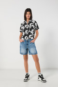 Short azul claro en jean con bolsillos y súper tiro alto