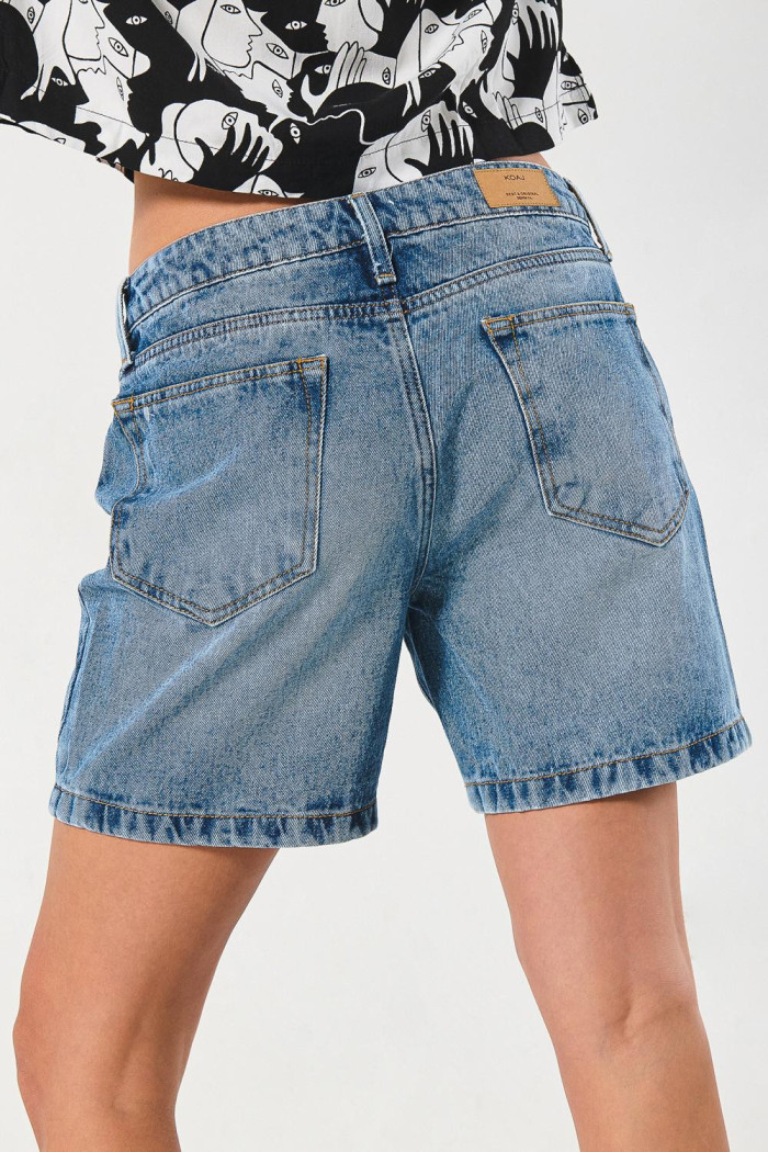 Short azul claro en jean con bolsillos y súper tiro alto