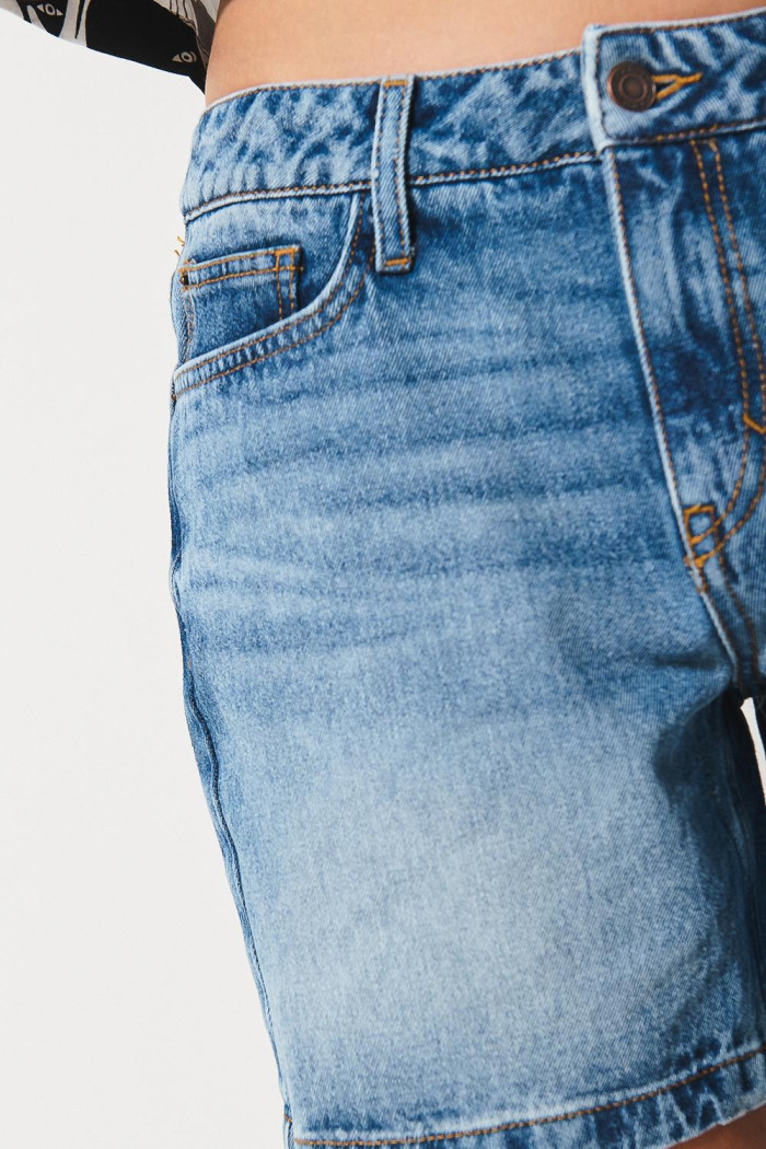 Short azul claro en jean con bolsillos y súper tiro alto