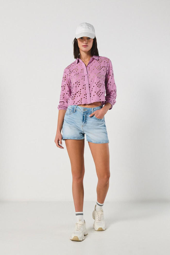 Short azul claro en jean con desgastes y tiro alto