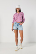 Short azul claro en jean con desgastes y tiro alto
