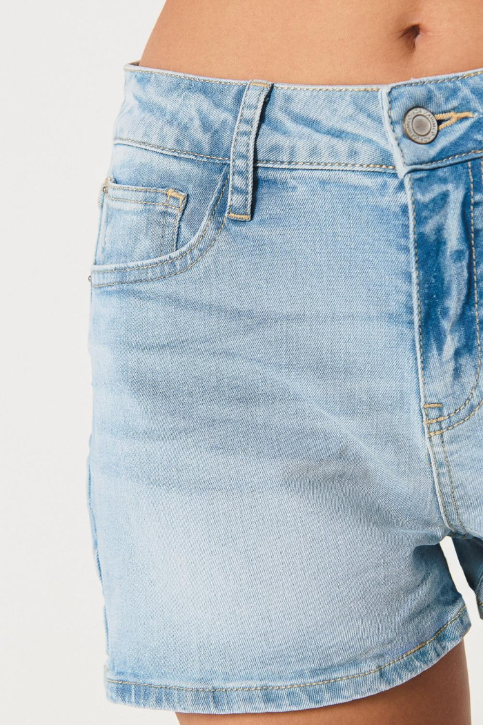 Short azul claro en jean con desgastes y tiro alto