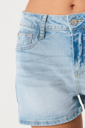 Short azul claro en jean con desgastes y tiro alto