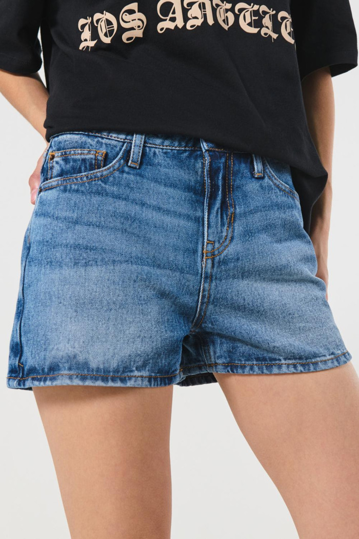 Short en jean azul con tiro alto y bolsillos funcionales