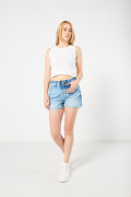 Short en jean azul claro con botones y tiro alto