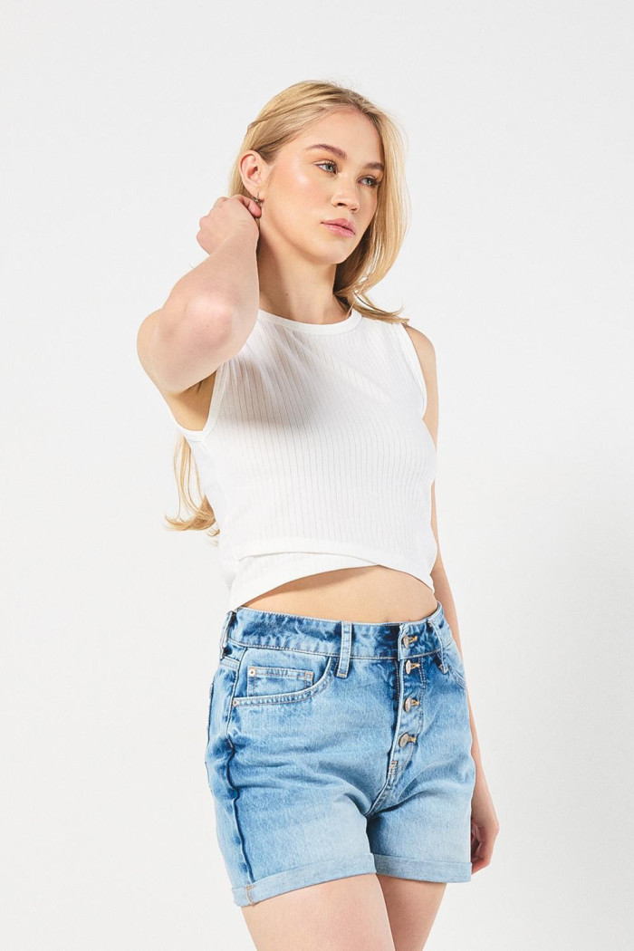 Short en jean azul claro con botones y tiro alto