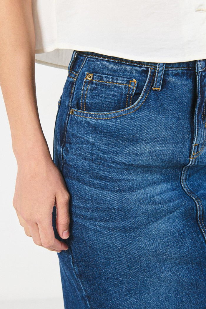Falda larga en jean azul oscura con bolsillos y tiro alto