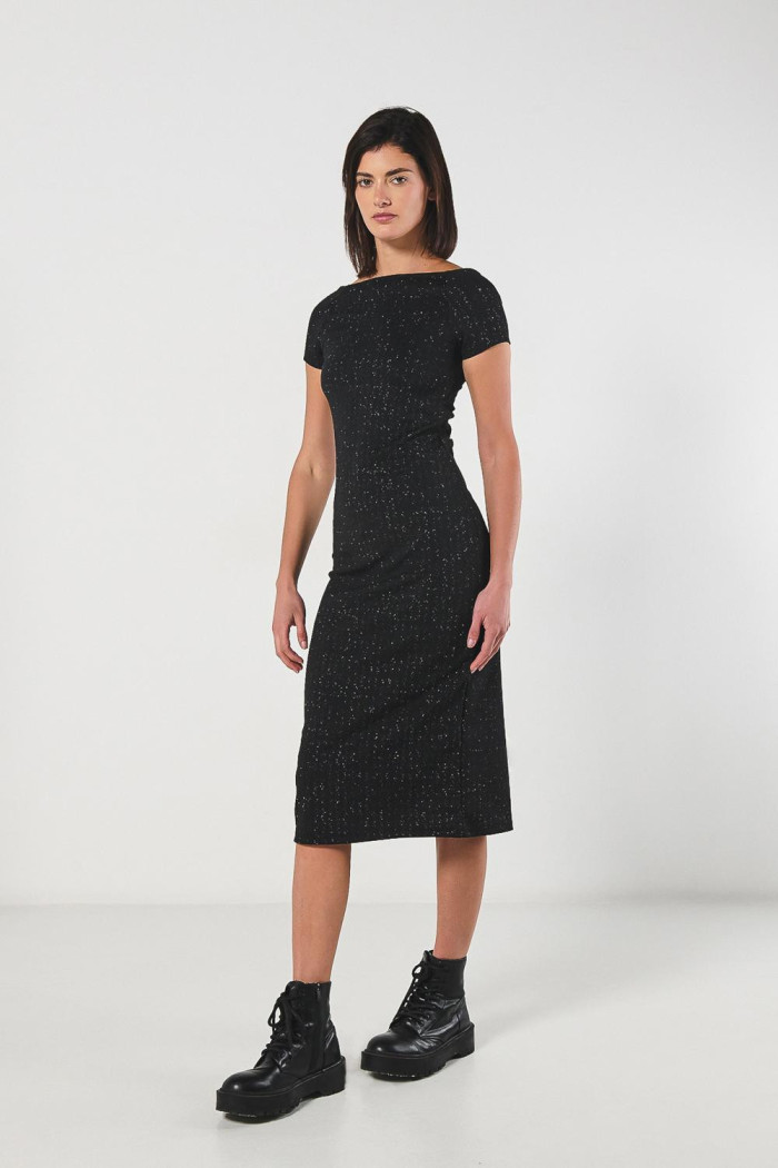 Vestido largo negro con manga corta y escote posterior