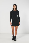 Vestido corto negro con manga larga y texturas acanaladas