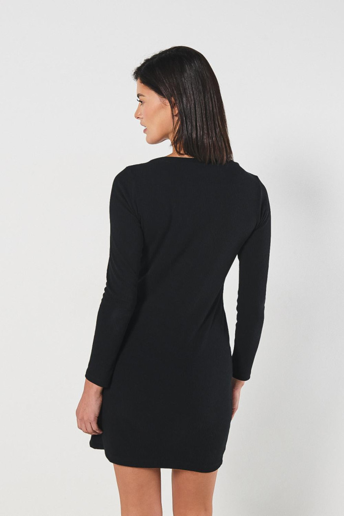 Vestido corto negro con manga larga y texturas acanaladas