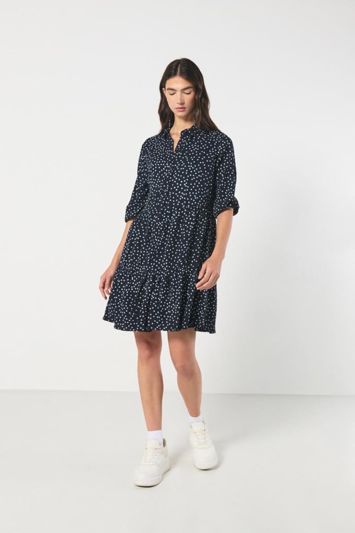 Vestido corto azul intenso con diseños de puntos blancos