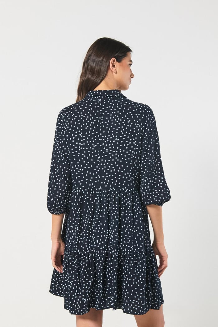 Vestido corto azul intenso con diseños de puntos blancos
