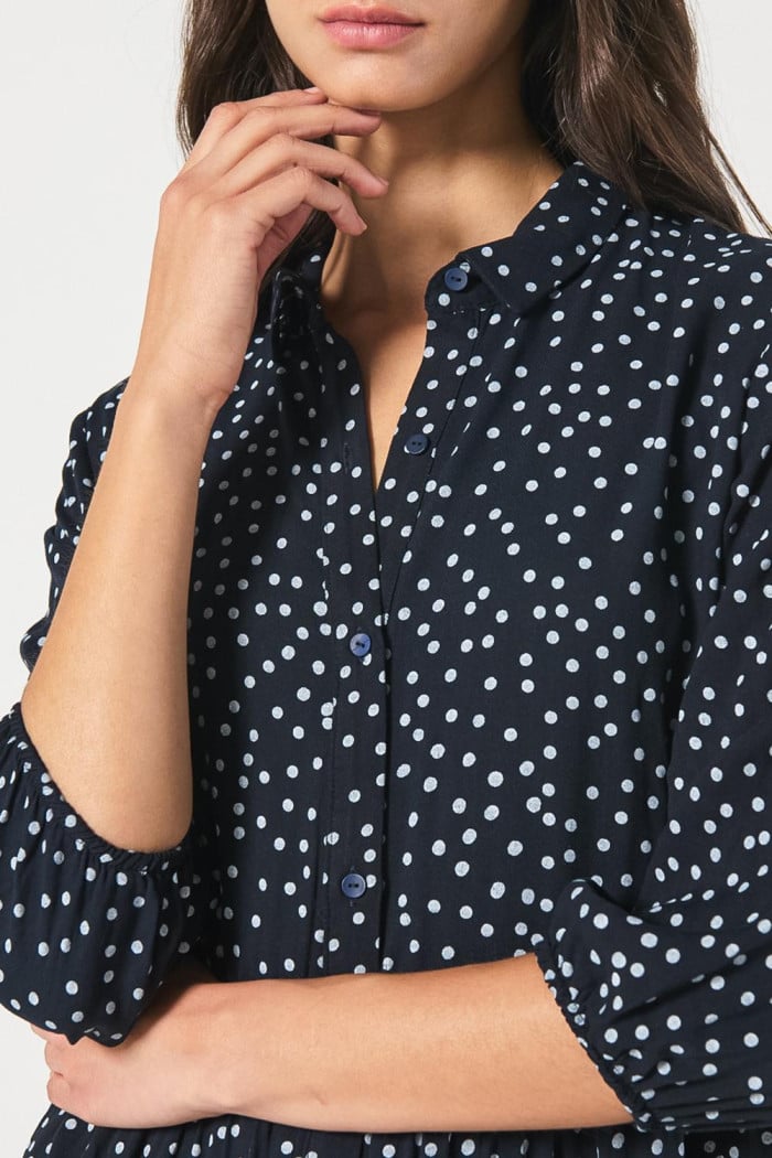 Vestido corto azul intenso con diseños de puntos blancos