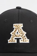 Cachucha beisbolera negra con diseño animal print