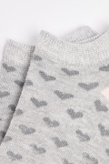 Medias grises tobilleras con contrastes y diseños de figuras
