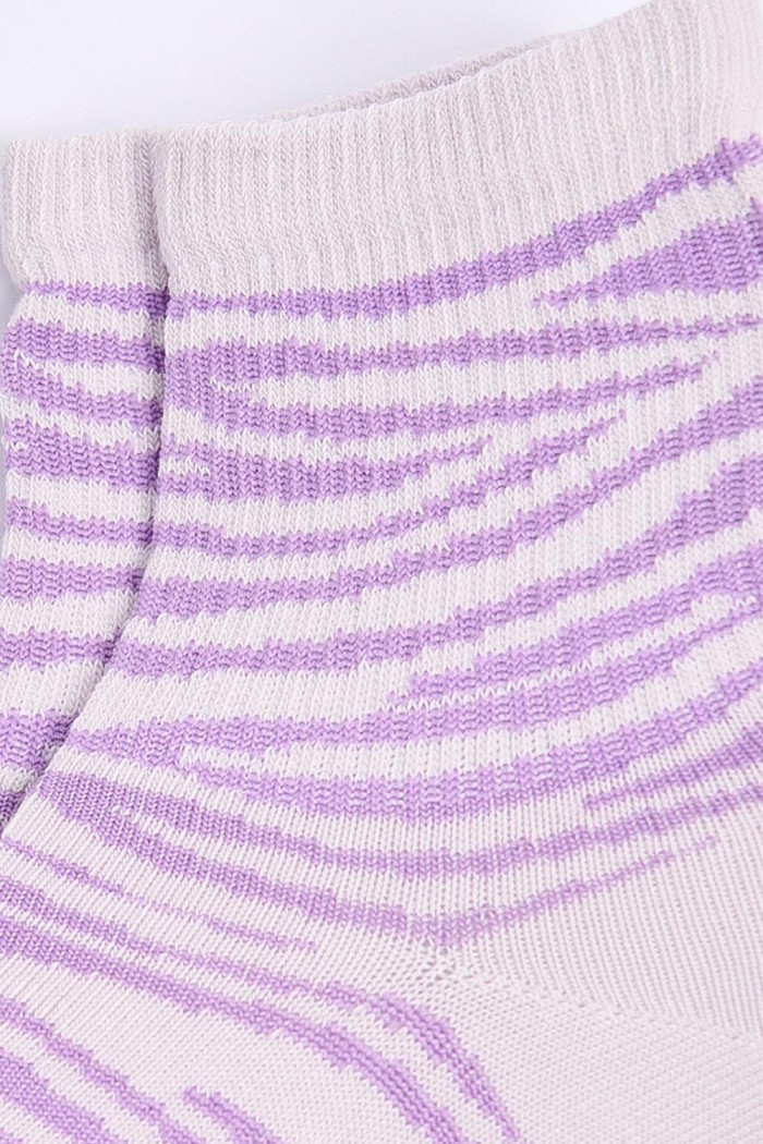 Medias cortas lilas con diseños de animal print