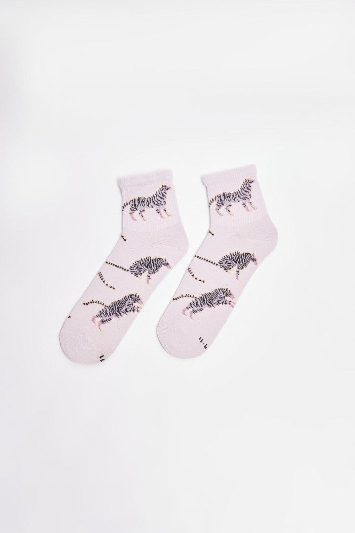 Medias cortas lilas con diseño de animal print