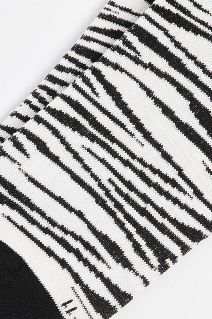 Medias negras cortas con diseños animal print