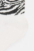Medias cremas cortas con diseños de animal print