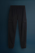 Pantalón jogger cargo unicolor con bolsillos de parche