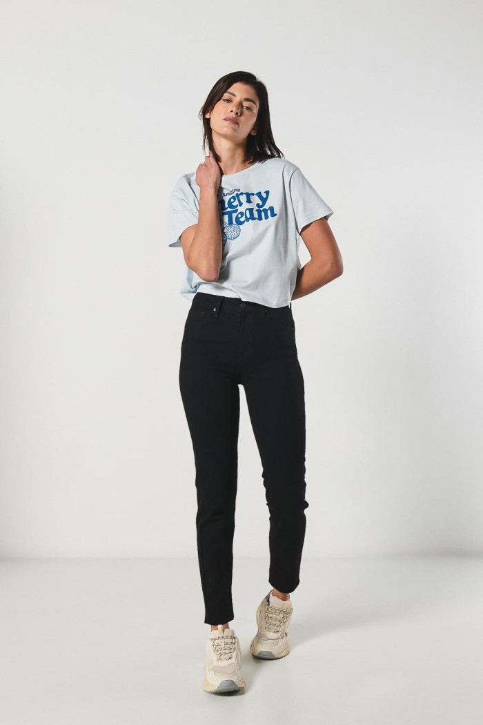 Camiseta azul clara crop top con diseño de cerezas