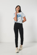 Camiseta azul clara crop top con diseño de cerezas